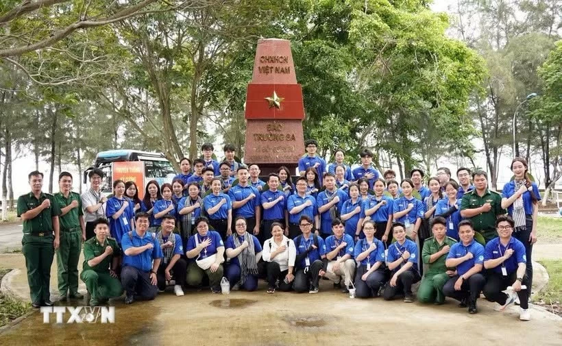 Vietnamese Overseas students volunteer team at Homeland
