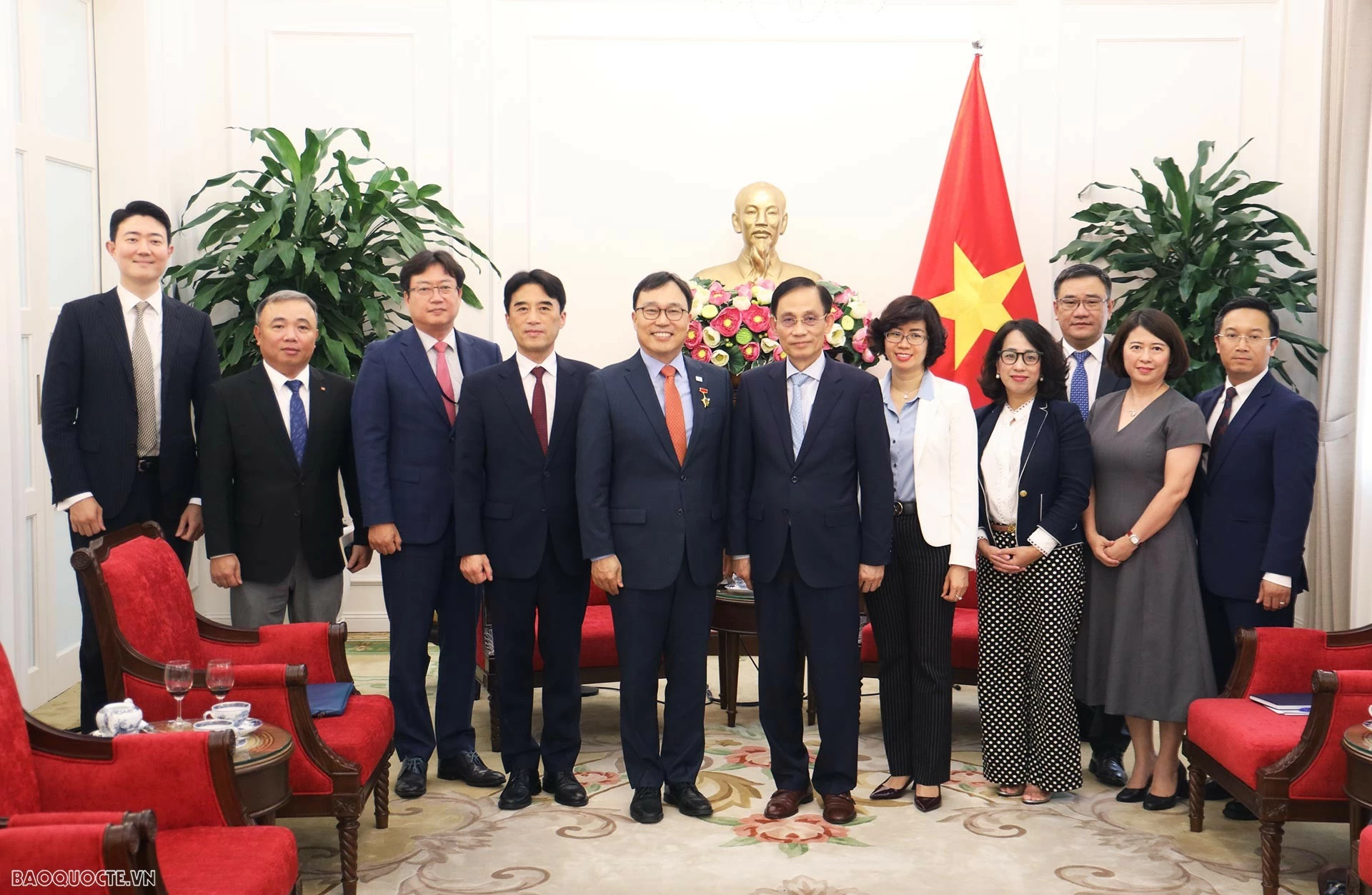 Foreign Minister Le Hoai Trung awards Commemorative Medal for the Cause of Vietnam's Diplomacy to RoK Ambassador Choi Young Sam Foreign Minister Le Hoai Trung awards Commemorative Medal for the Cause of Vietnam's Diplomacy to RoK Ambassador Choi Young Sam