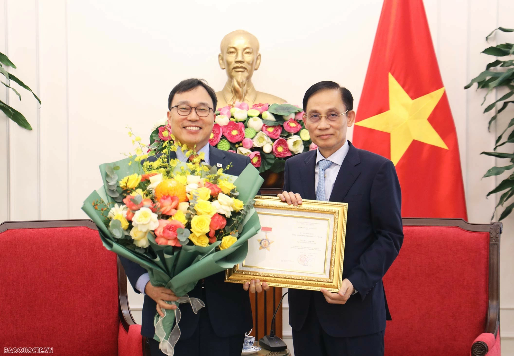 Foreign Minister Le Hoai Trung awards Commemorative Medal for the Cause of Vietnam's Diplomacy to RoK Ambassador Choi Young Sam Foreign Minister Le Hoai Trung awards Commemorative Medal for the Cause of Vietnam's Diplomacy to RoK Ambassador Choi Young Sam