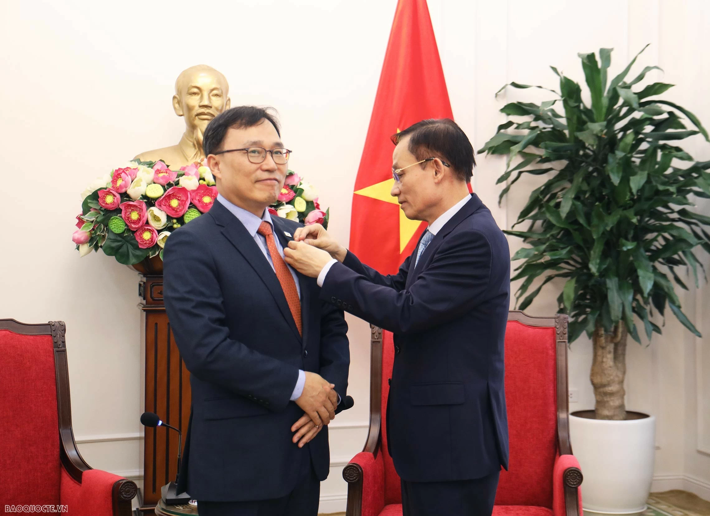 Foreign Minister Le Hoai Trung awards Commemorative Medal for the Cause of Vietnam's Diplomacy to RoK Ambassador Choi Young Sam Foreign Minister Le Hoai Trung awards Commemorative Medal for the Cause of Vietnam's Diplomacy to RoK Ambassador Choi Young Sam