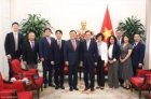 Foreign Minister Le Hoai Trung awards Commemorative Medal for the Cause of Vietnam's Diplomacy to RoK Ambassador Choi Young Sam