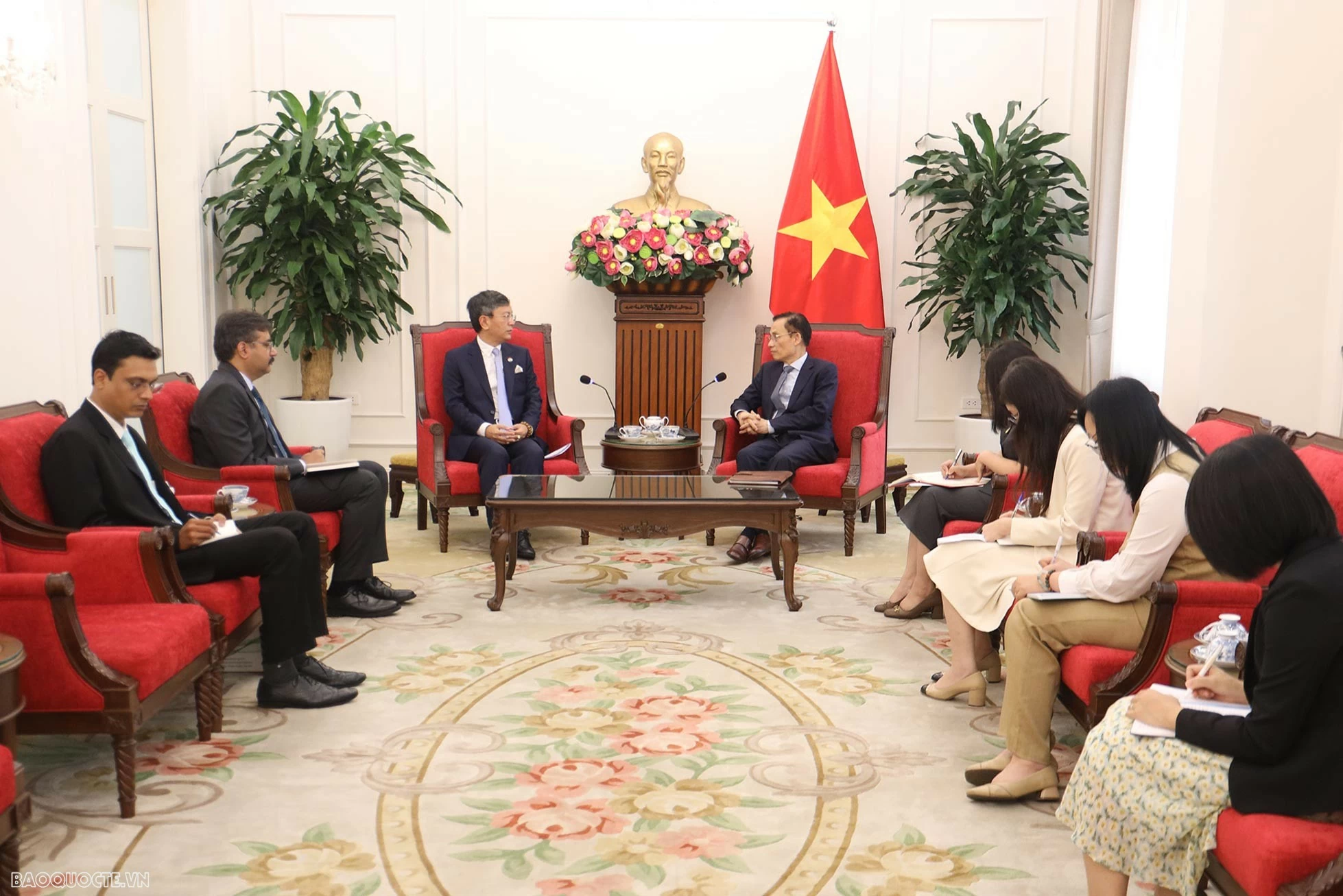 Foreign Minister Le Hoai Trung receives Indian Ambassador Tshering Sherpa