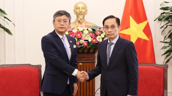 Foreign Minister Le Hoai Trung receives Indian Ambassador Tshering Sherpa