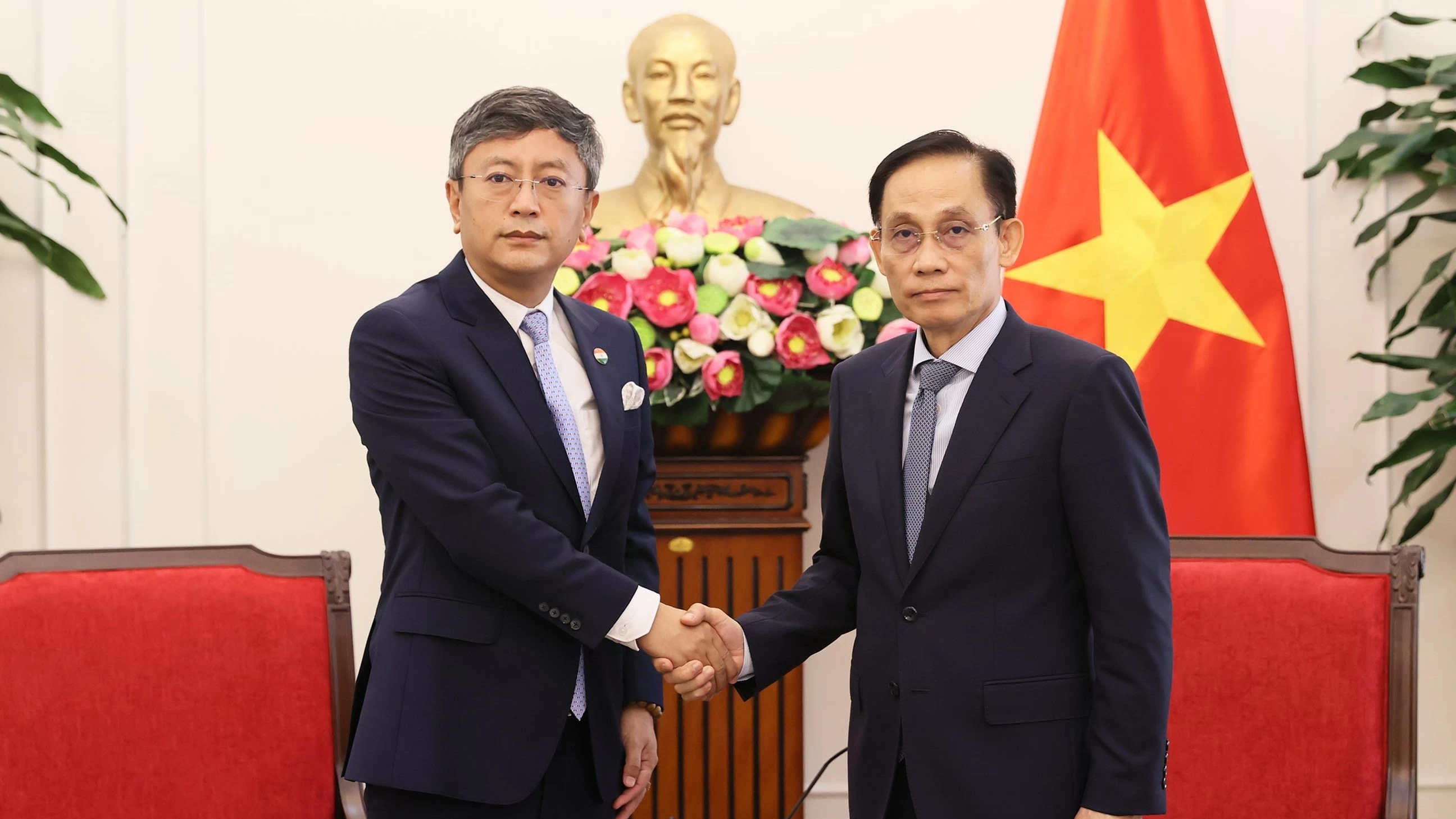 Foreign Minister Le Hoai Trung receives Indian Ambassador Tshering Sherpa