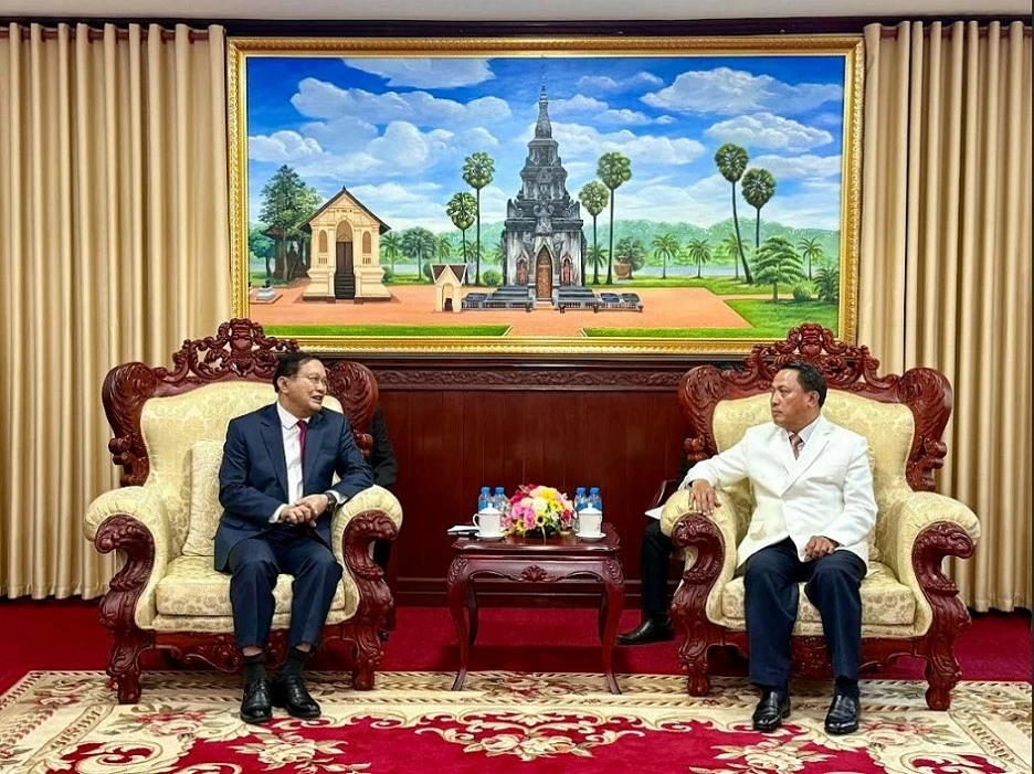 Secretary of the Savannakhet Provincial Party Committee welcomes Vietnamese Consul General Nguyen Van Dung