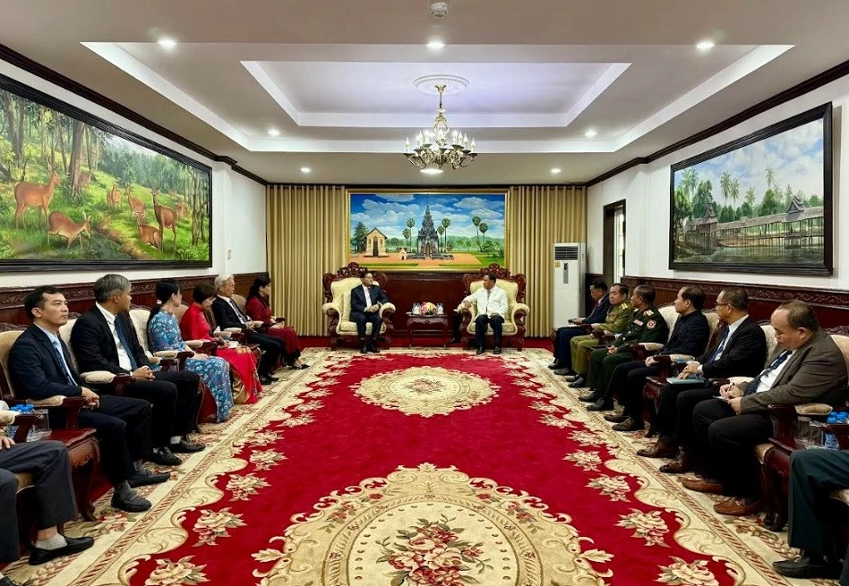 Secretary of the Savannakhet Provincial Party Committee welcomes Vietnamese Consul General Nguyen Van Dung