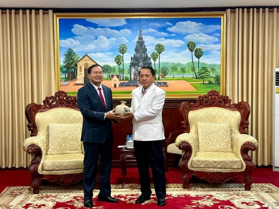 Secretary of the Savannakhet Provincial Party Committee welcomes Vietnamese Consul General Nguyen Van Dung
