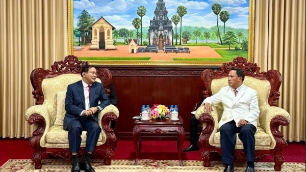 Secretary of the Savannakhet Provincial Party Committee welcomes Vietnamese Consul General Nguyen Van Dung