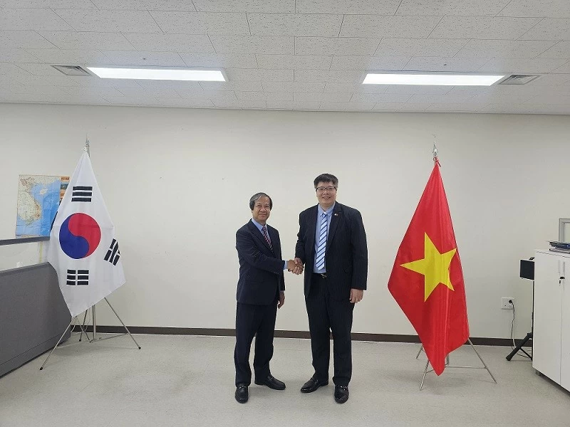 Commission for Policies and Strategies delegation meets with Vietnam-Korea Business and Investment Association