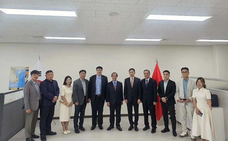 Commission for Policies and Strategies delegation meets with Vietnam-Korea Business and Investment Association