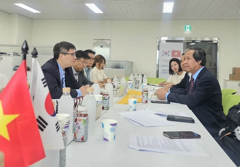 Commission for Policies and Strategies delegation meets with Vietnam-Korea Business and Investment Association