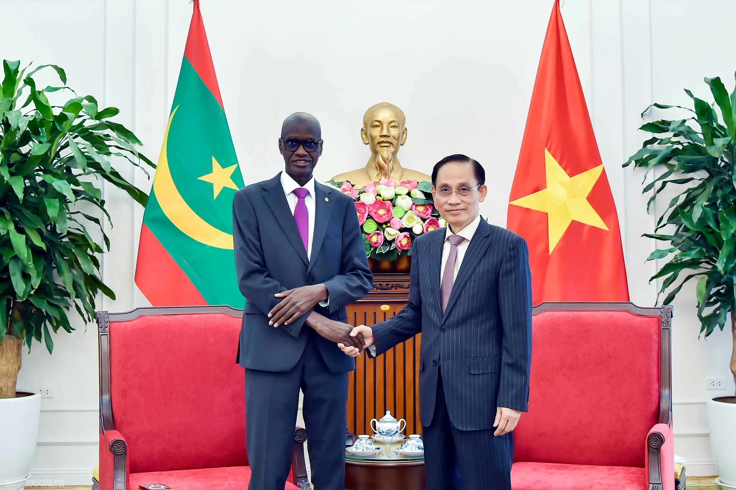 Foreign Minister Le Hoai Trung welcomes Mauritanian Minister Moctar Al Housseynou Lam