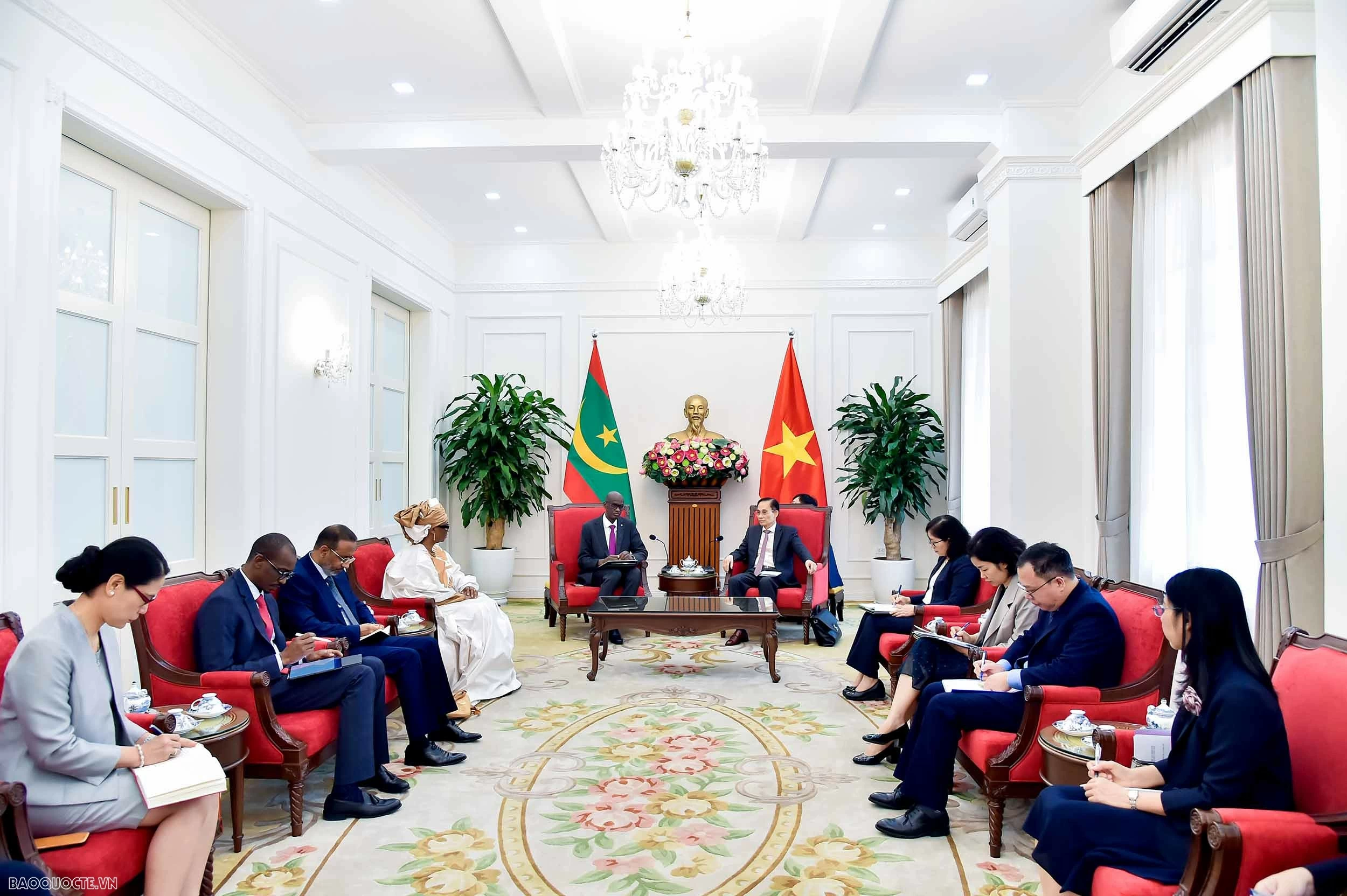 Foreign Minister Le Hoai Trung welcomes Mauritanian Minister Moctar Al Housseynou Lam
