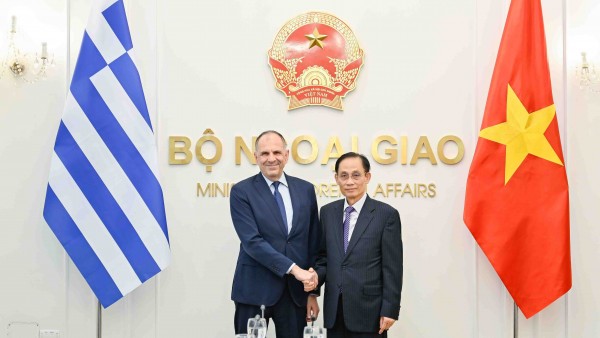 Foreign Minister Le Hoai Trung welcomes Greek Foreign Minister George Gerapetritis in Hanoi