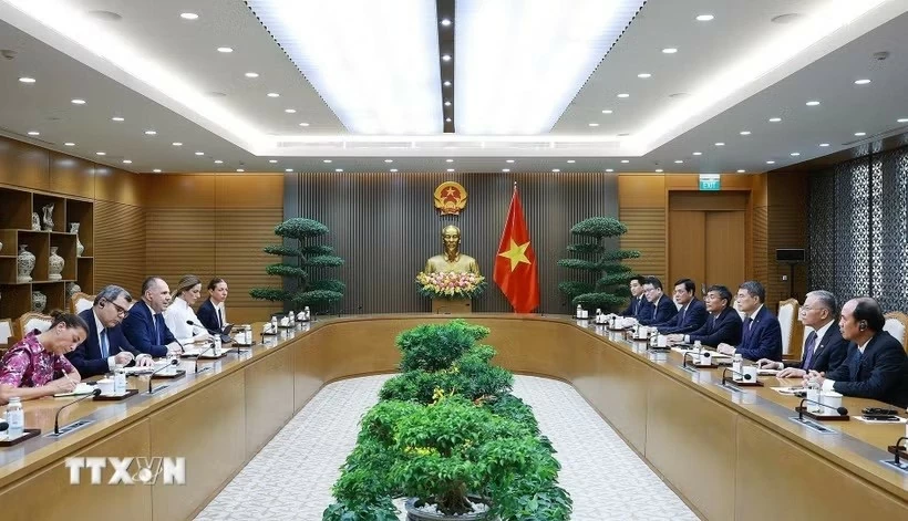 Prime Minister Le Minh Hung receives Greek Foreign Minister George Gerapetritis in Hanoi