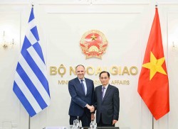 Foreign Minister Le Hoai Trung welcomes Greek Foreign Minister George Gerapetritis in Hanoi