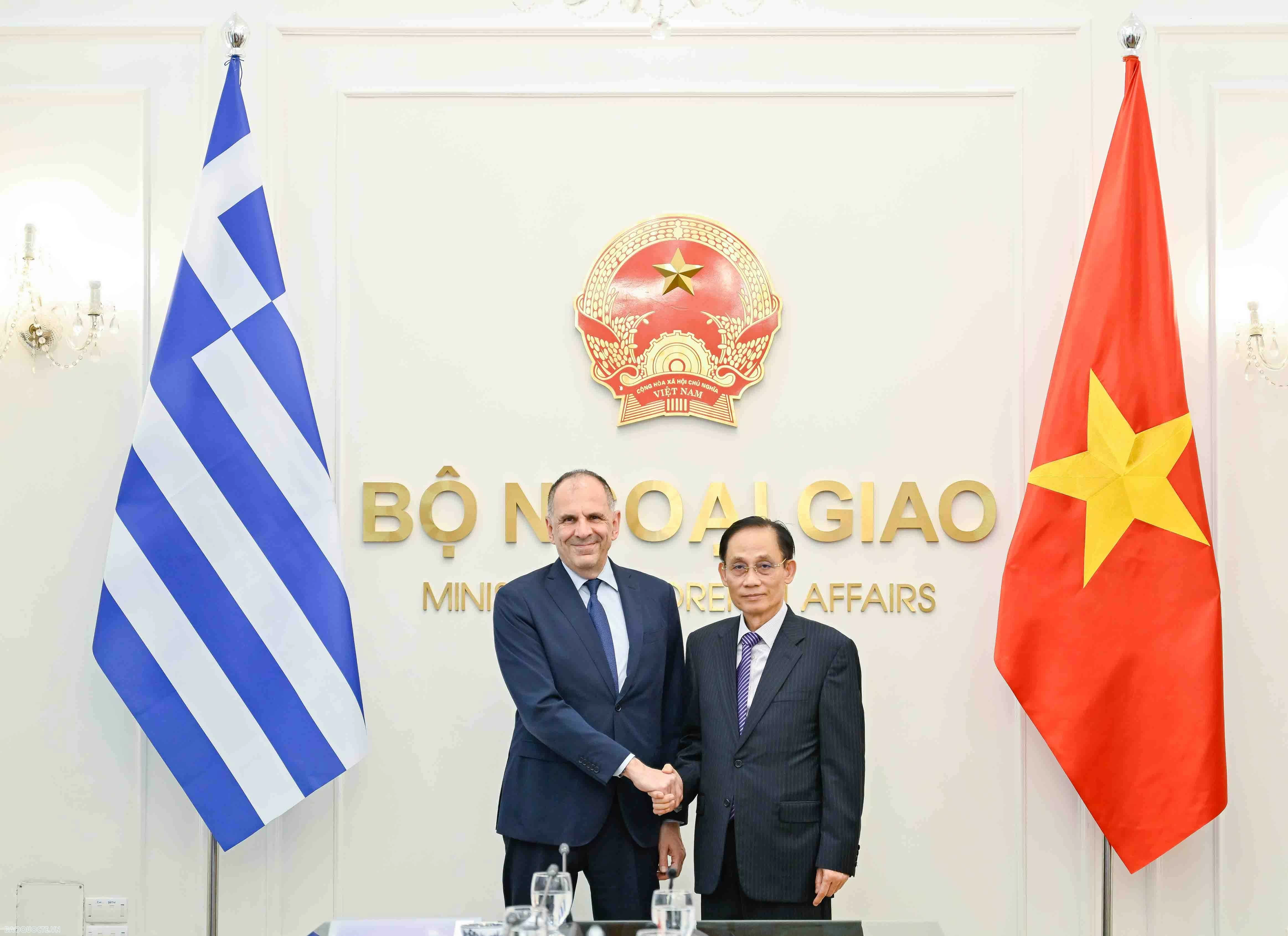 Foreign Minister Le Hoai Trung welcomes Greek Foreign Minister George Gerapetritis in Hanoi
