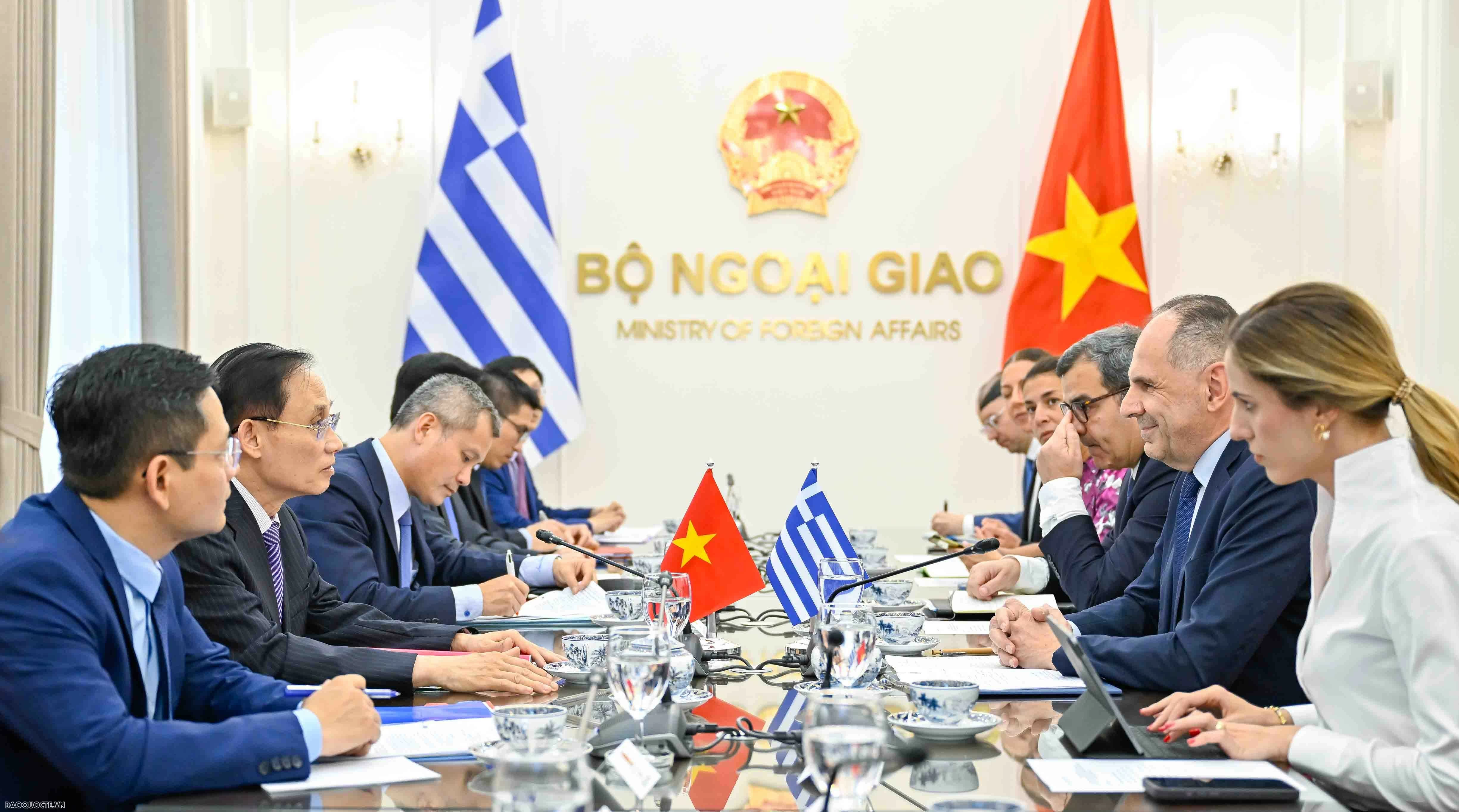 Foreign Minister Le Hoai Trung welcomes Greek Foreign Minister George Gerapetritis in Hanoi
