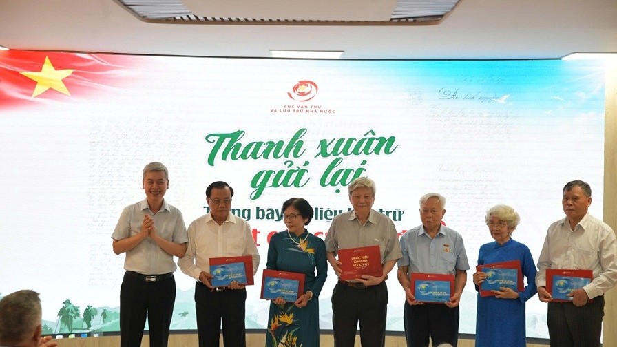 Exhibition of archival documents and memorabilia of B Cadres 'Youth Left Behind' – Recreating memories of a fiery era