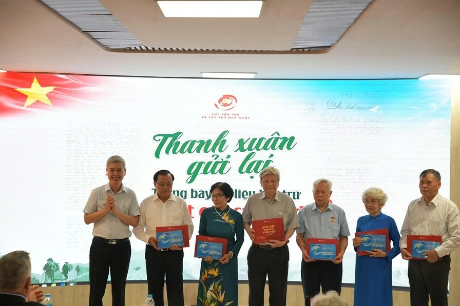 Exhibition of archival documents and memorabilia of B Cadres 'Youth Left Behind' – Recreating memories of a fiery era