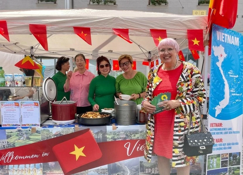 Vietnamese culture captivates international friends at Summer Festival in Germany