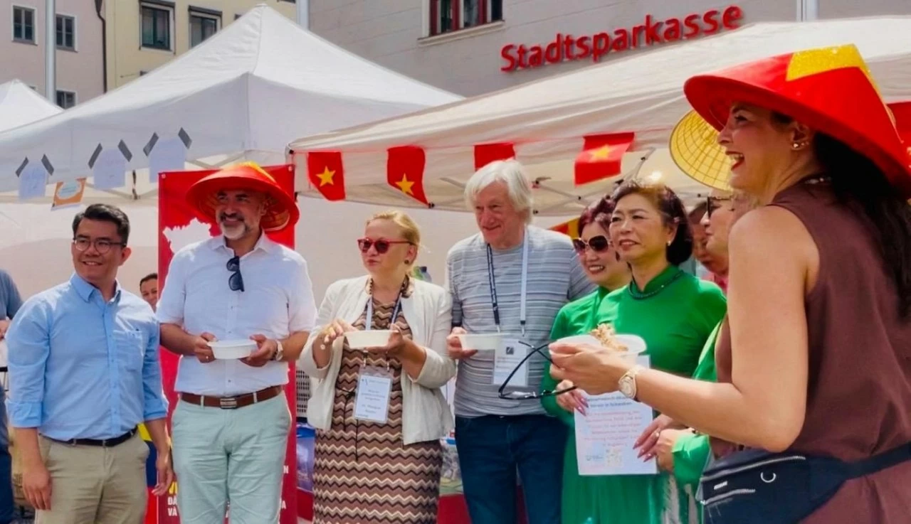 Vietnamese culture captivates international friends at Summer Festival in Germany