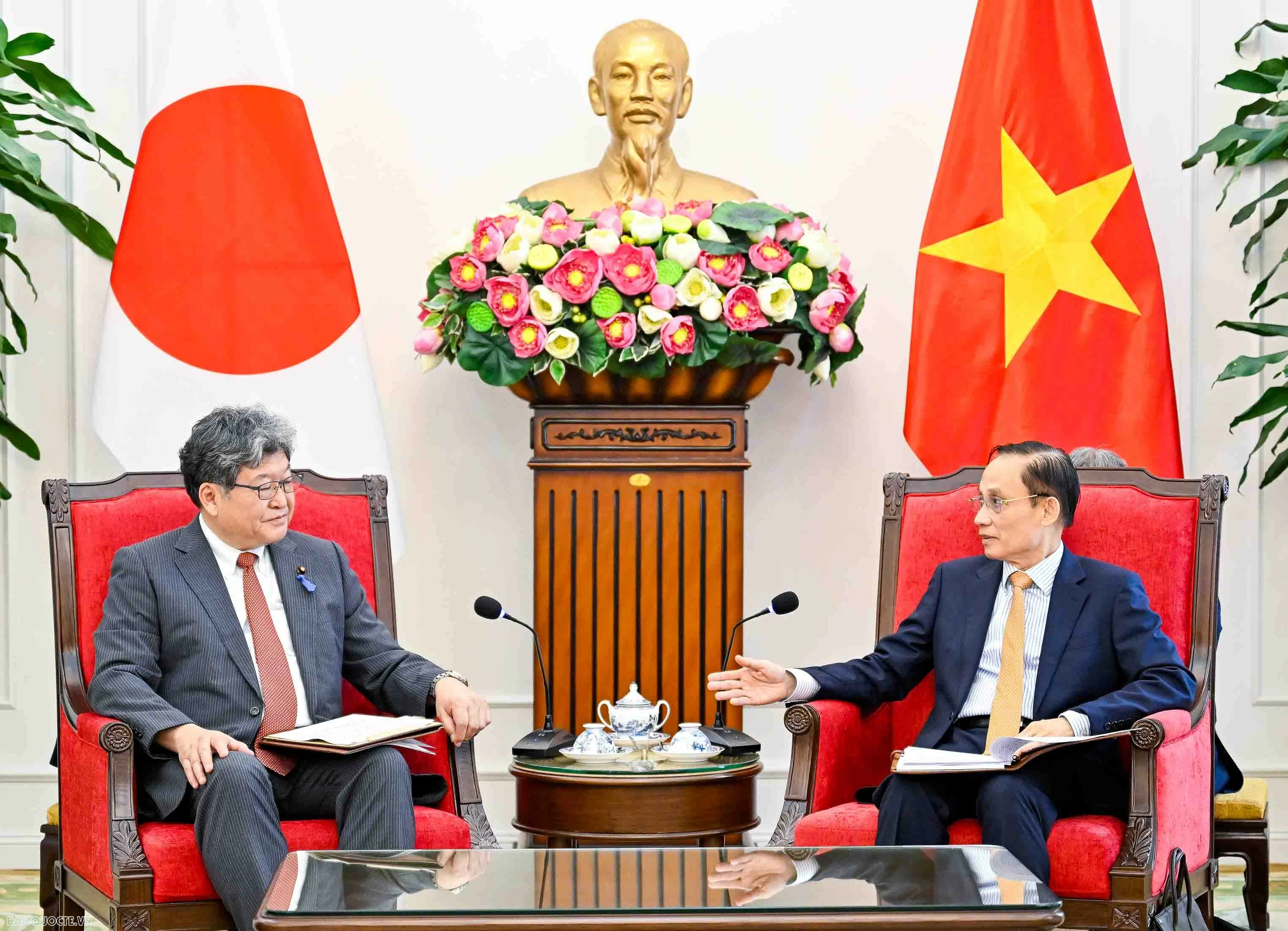 Foreign Minister Le Hoai Trung receives Acting Secretary-General of Japan's Liberal Democratic Party Hagiuda Koichi