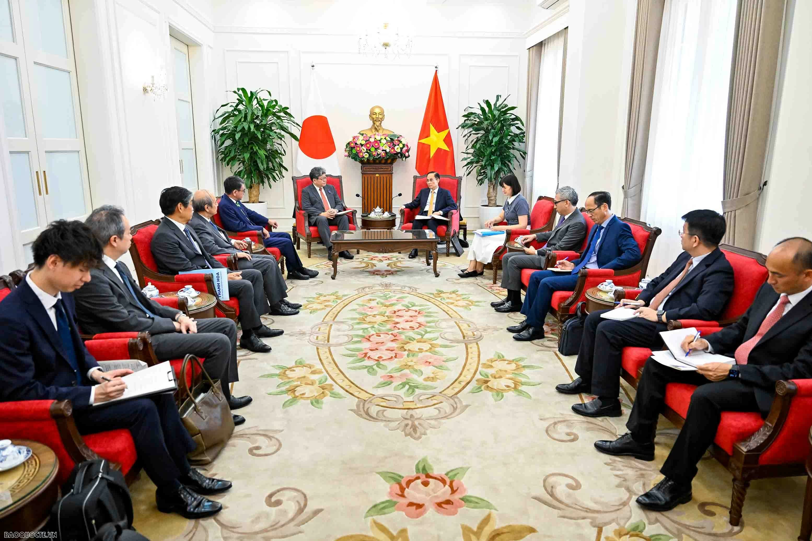Foreign Minister Le Hoai Trung receives Acting Secretary-General of Japan's Liberal Democratic Party Hagiuda Koichi
