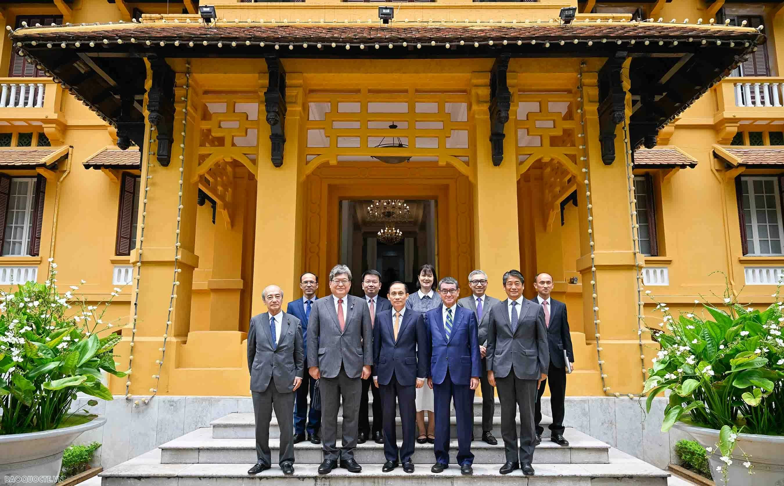 Foreign Minister Le Hoai Trung receives Acting Secretary-General of Japan's Liberal Democratic Party Hagiuda Koichi