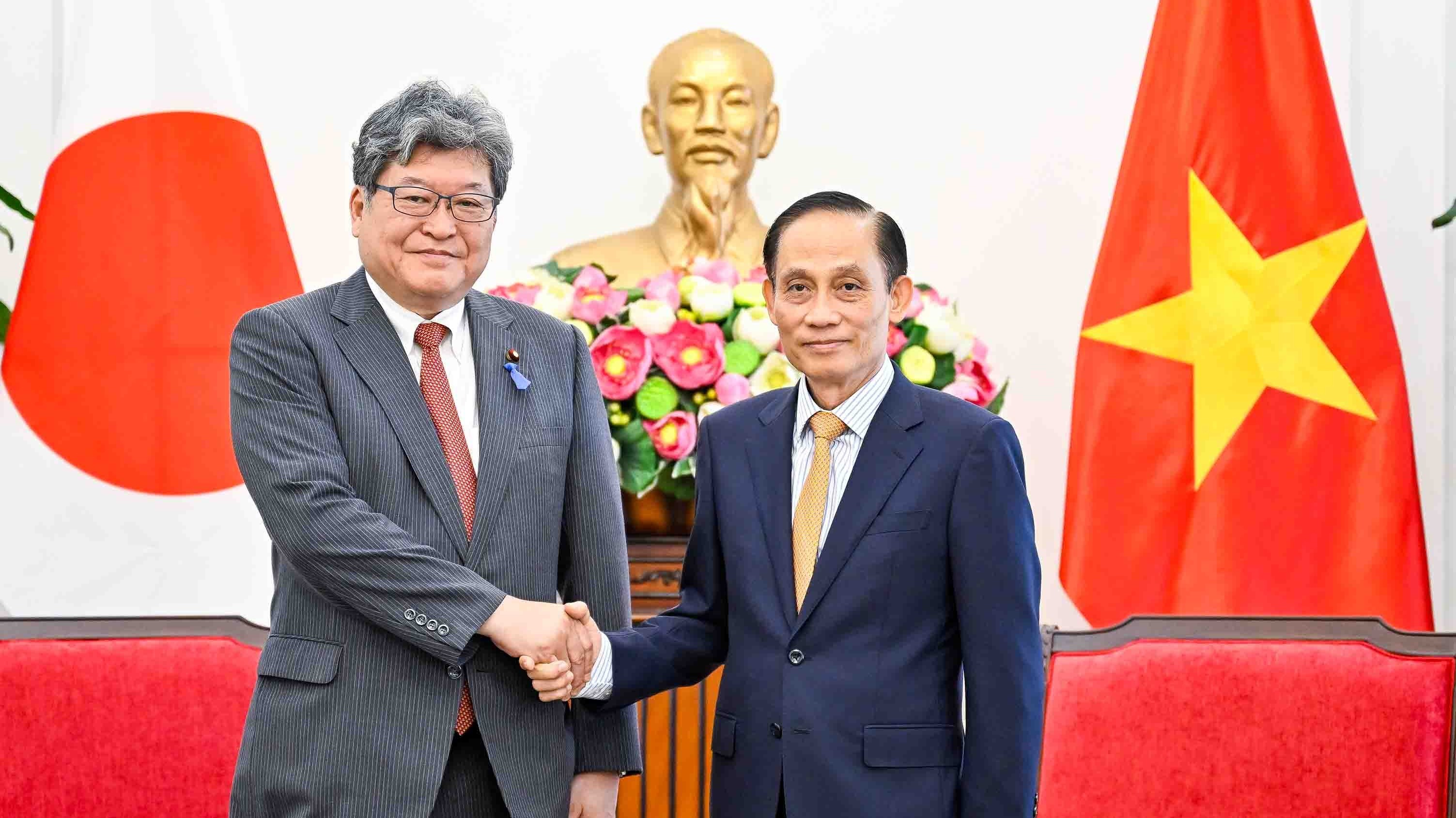Foreign Minister Le Hoai Trung receives Acting Secretary-General of Japan's Liberal Democratic Party Hagiuda Koichi