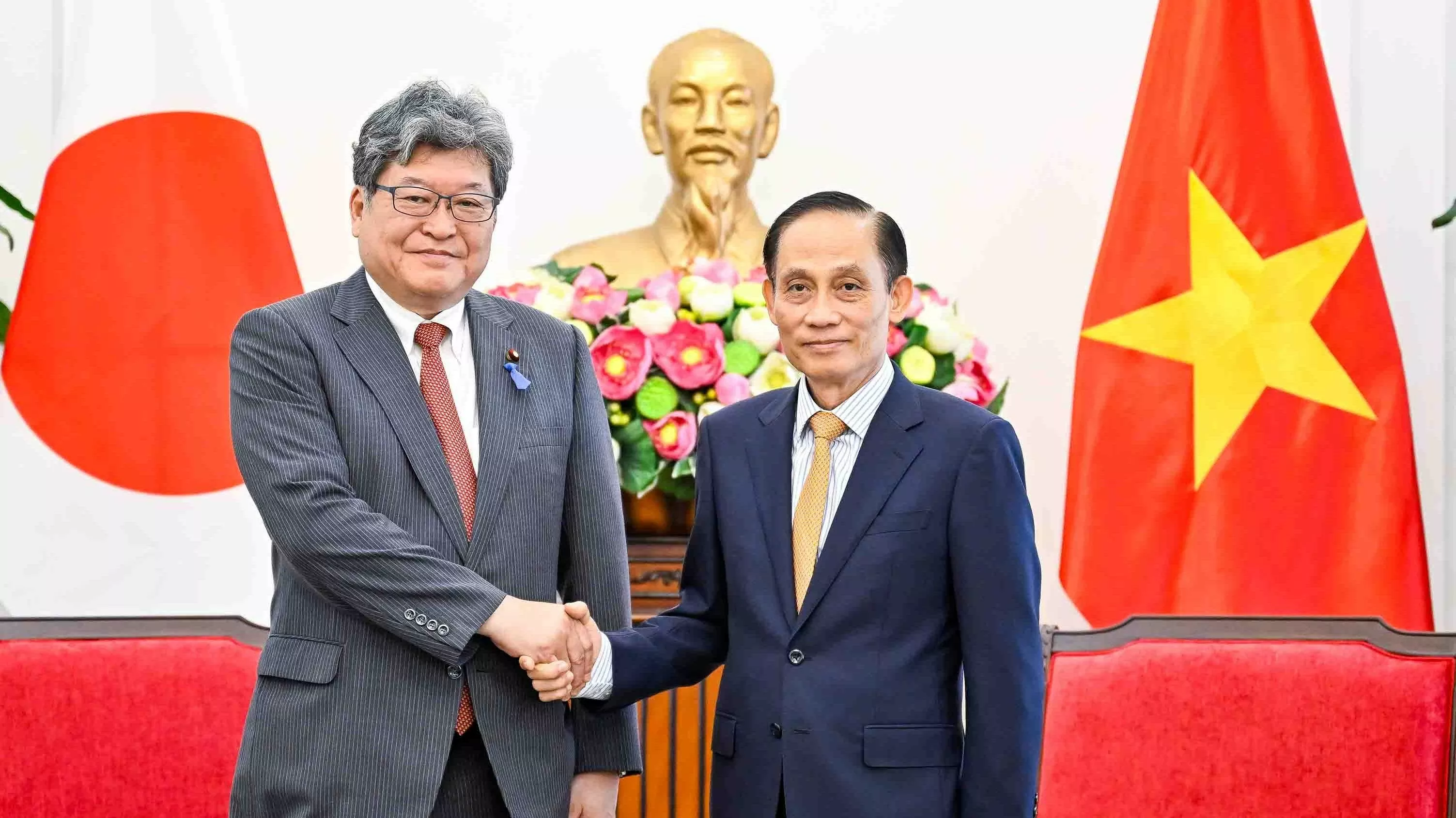 Foreign Minister Le Hoai Trung receives Acting Secretary-General of Japan's Liberal Democratic Party Hagiuda Koichi