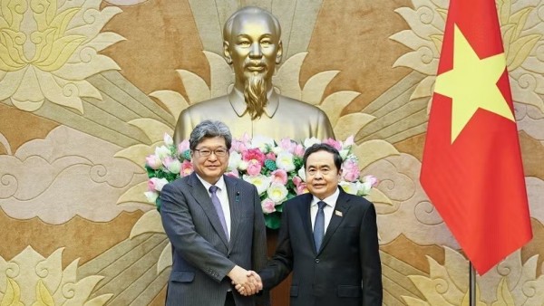 NA Chairman Tran Thanh Man receives Acting Secretary-General of Japan's Liberal Democratic Party Hagiuda Koichi