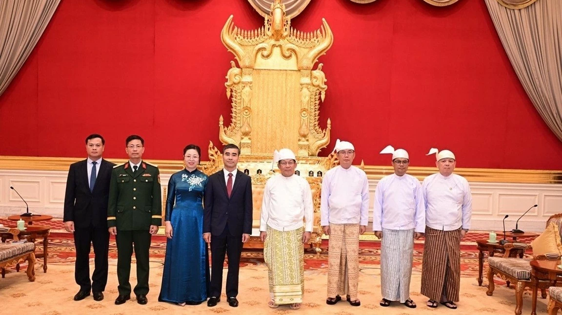Ambassador Nguyen Anh Duc presents Credentials to Myanmar President