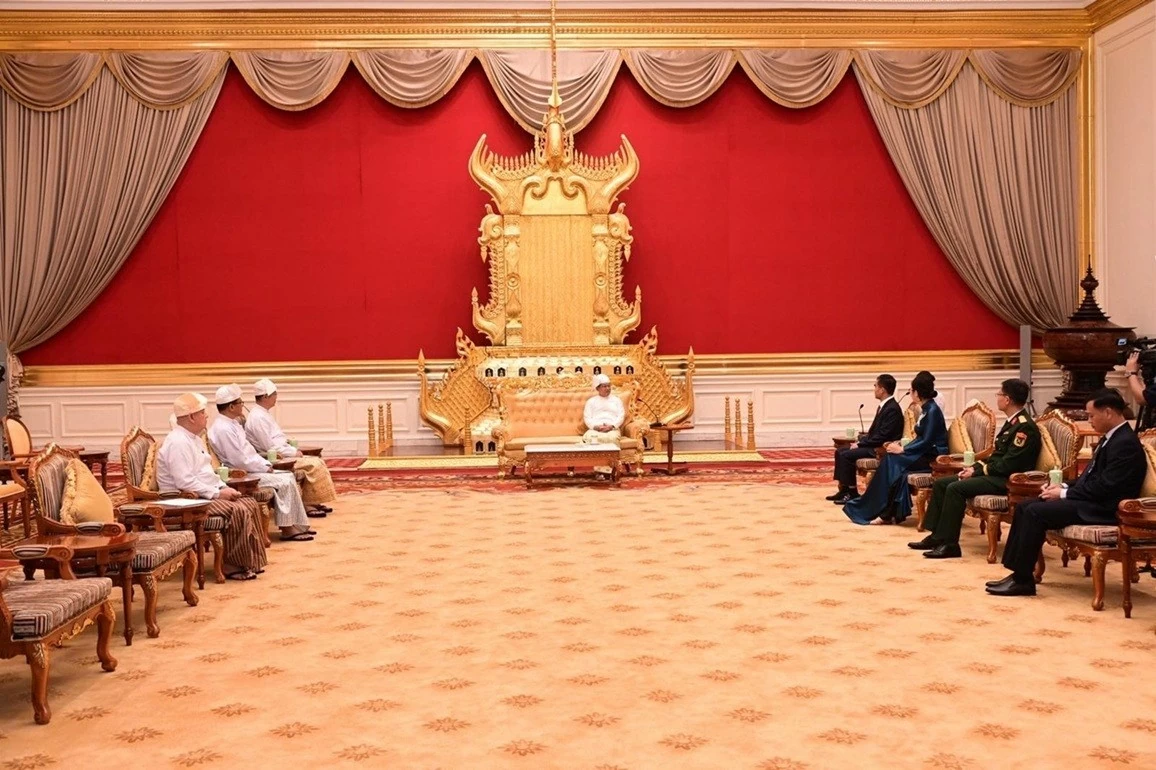 Ambassador Nguyen Anh Duc presents Credentials to Myanmar President Ambassador Nguyen Anh Duc presents Credentials to Myanmar President