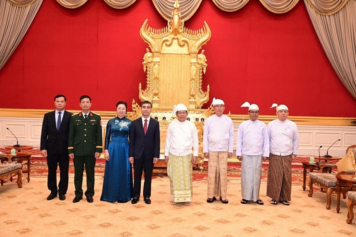 Ambassador Nguyen Anh Duc presents Credentials to Myanmar President Ambassador Nguyen Anh Duc presents Credentials to Myanmar President