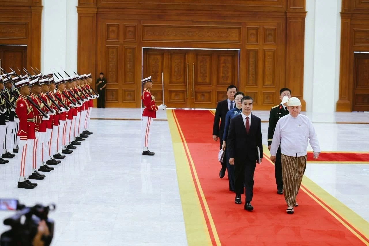 Ambassador Nguyen Anh Duc presents Credentials to Myanmar President Ambassador Nguyen Anh Duc presents Credentials to Myanmar President