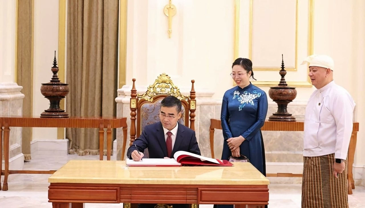 Ambassador Nguyen Anh Duc presents Credentials to Myanmar President Ambassador Nguyen Anh Duc presents Credentials to Myanmar President