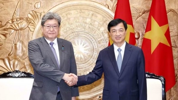Politburo Member Nguyen Duy Ngoc receives Acting Secretary-General of Japan's LDP to deepen cooperation between ruling parties and legislatures