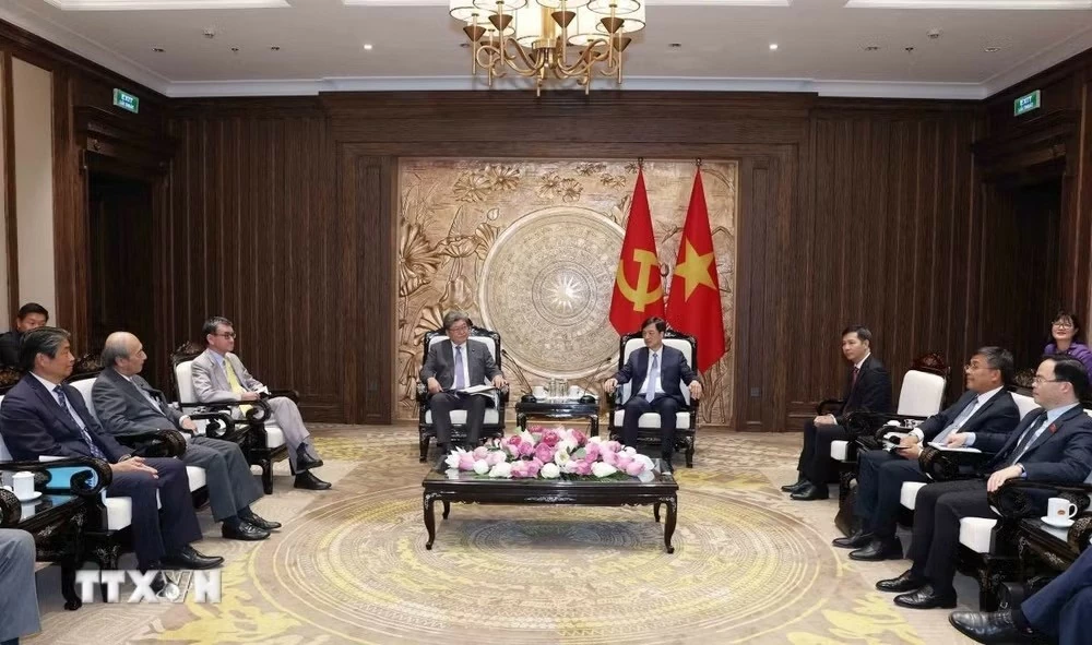 Politburo Member Nguyen Duy Ngoc receives Acting Secretary-General of Japans LDP to deepen cooperation between ruling parties and legislatures
