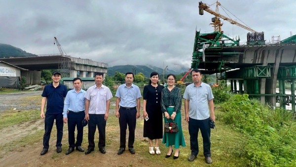 Vietnamese Consul General in Kunming Nghiem Viet Chung surveys the border area and attends the Lao Cai Province Investment Promotion Conference 2026