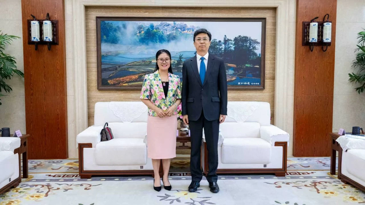 Vietnamese Consul General in Kunming Nghiem Viet Chung surveys the border area and attends the Lao Cai Province Investment Promotion Conference 2026