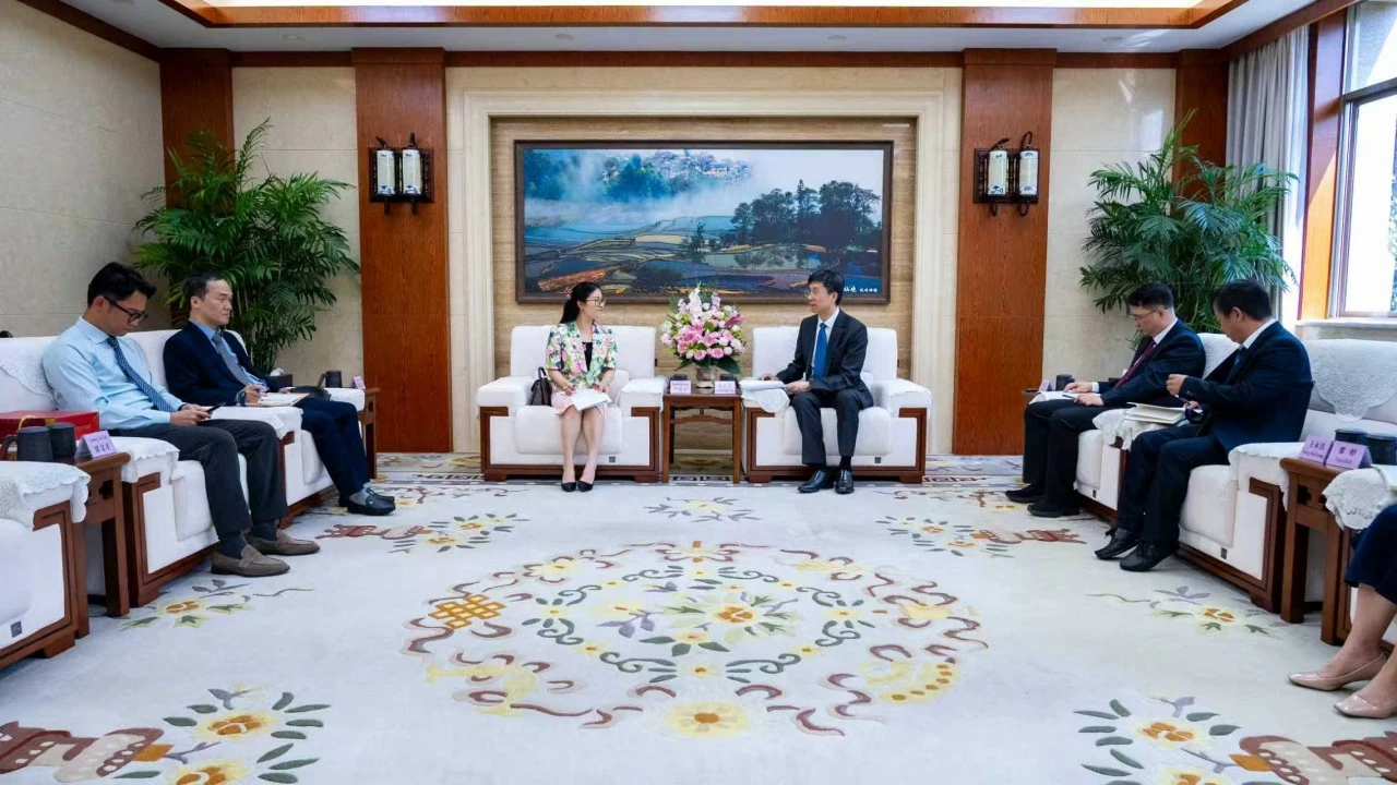 Vietnamese Consul General in Kunming Nghiem Viet Chung surveys the border area and attends the Lao Cai Province Investment Promotion Conference 2026