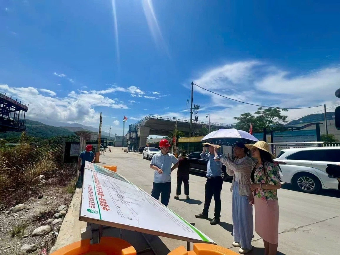 Vietnamese Consul General in Kunming Nghiem Viet Chung surveys the border area and attends the Lao Cai Province Investment Promotion Conference 2026