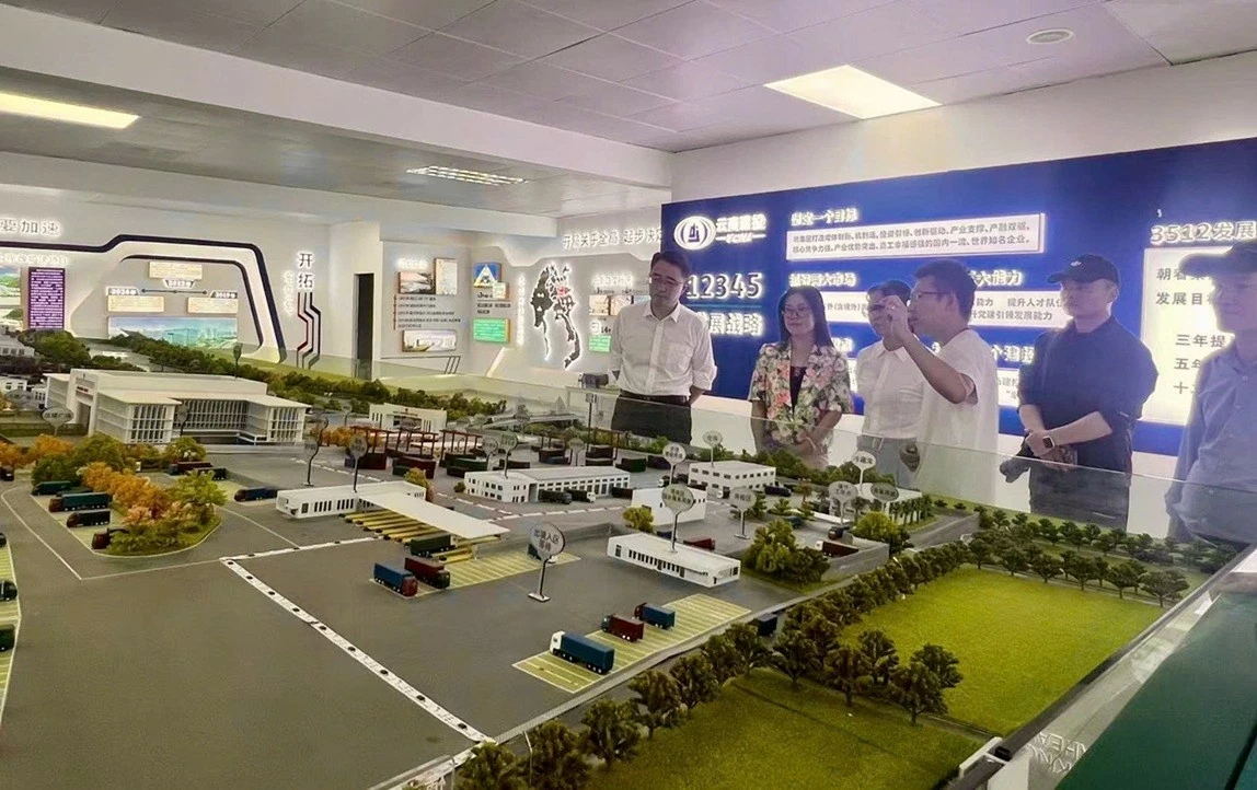 Vietnamese Consul General in Kunming Nghiem Viet Chung surveys the border area and attends the Lao Cai Province Investment Promotion Conference 2026