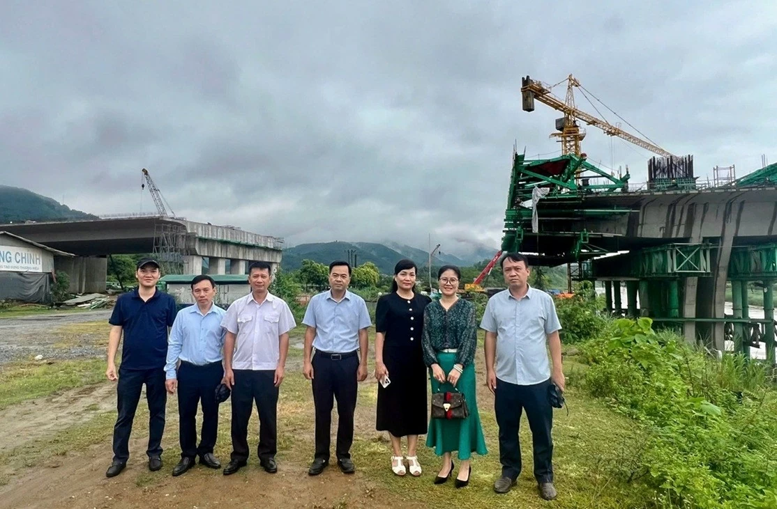 Vietnamese Consul General in Kunming Nghiem Viet Chung surveys the border area and attends the Lao Cai Province Investment Promotion Conference 2026