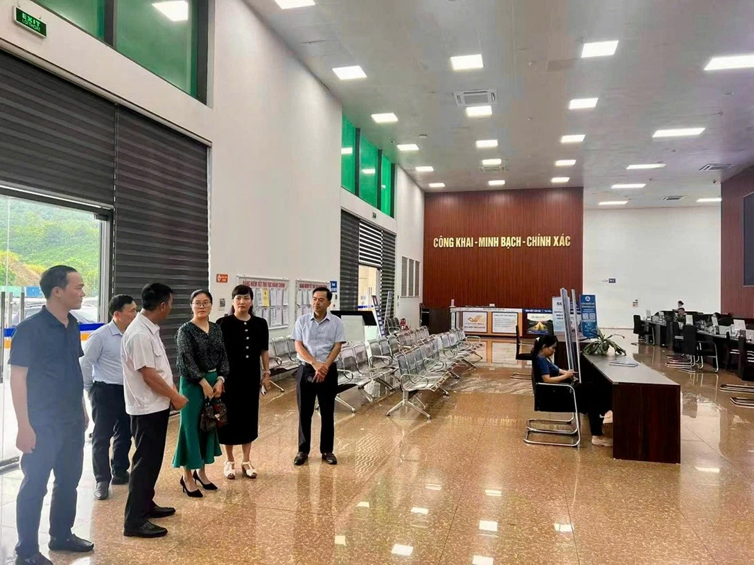 Vietnamese Consul General in Kunming Nghiem Viet Chung surveys the border area and attends the Lao Cai Province Investment Promotion Conference 2026