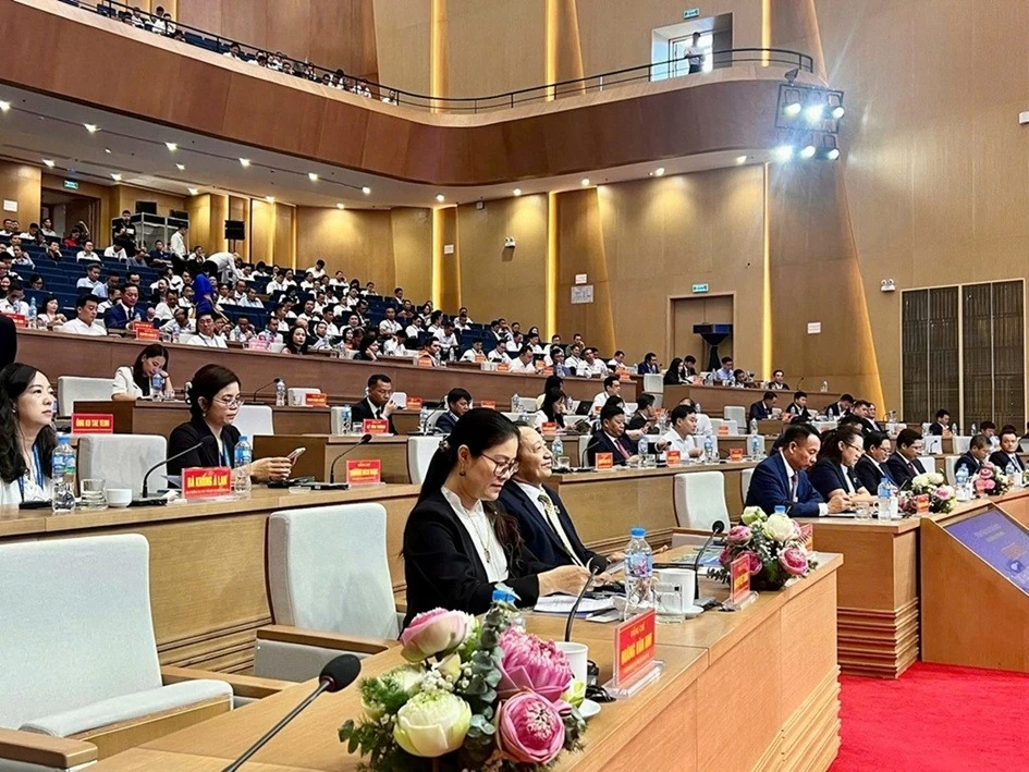 Vietnamese Consul General in Kunming Nghiem Viet Chung surveys the border area and attends the Lao Cai Province Investment Promotion Conference 2026
