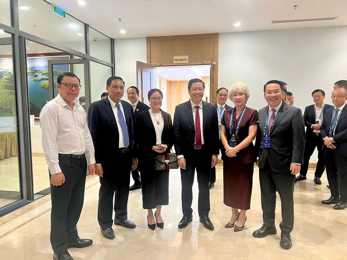 Vietnamese Consul General in Kunming Nghiem Viet Chung surveys the border area and attends the Lao Cai Province Investment Promotion Conference 2026