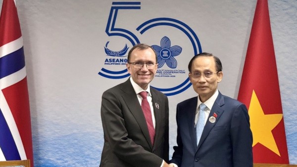AMM 59: Foreign Minister Le Hoai Trung meets Norwegian counterpart, strengthening green economy cooperation and energy transition