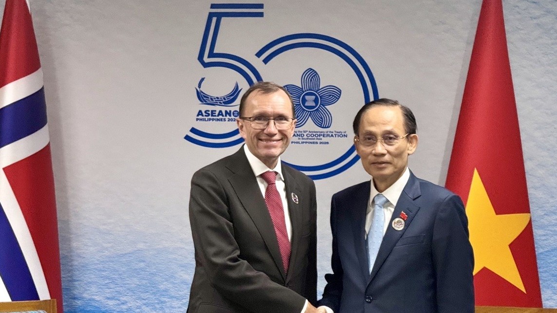 AMM 59: Foreign Minister Le Hoai Trung meets Norwegian counterpart, strengthening green economy cooperation and energy transition